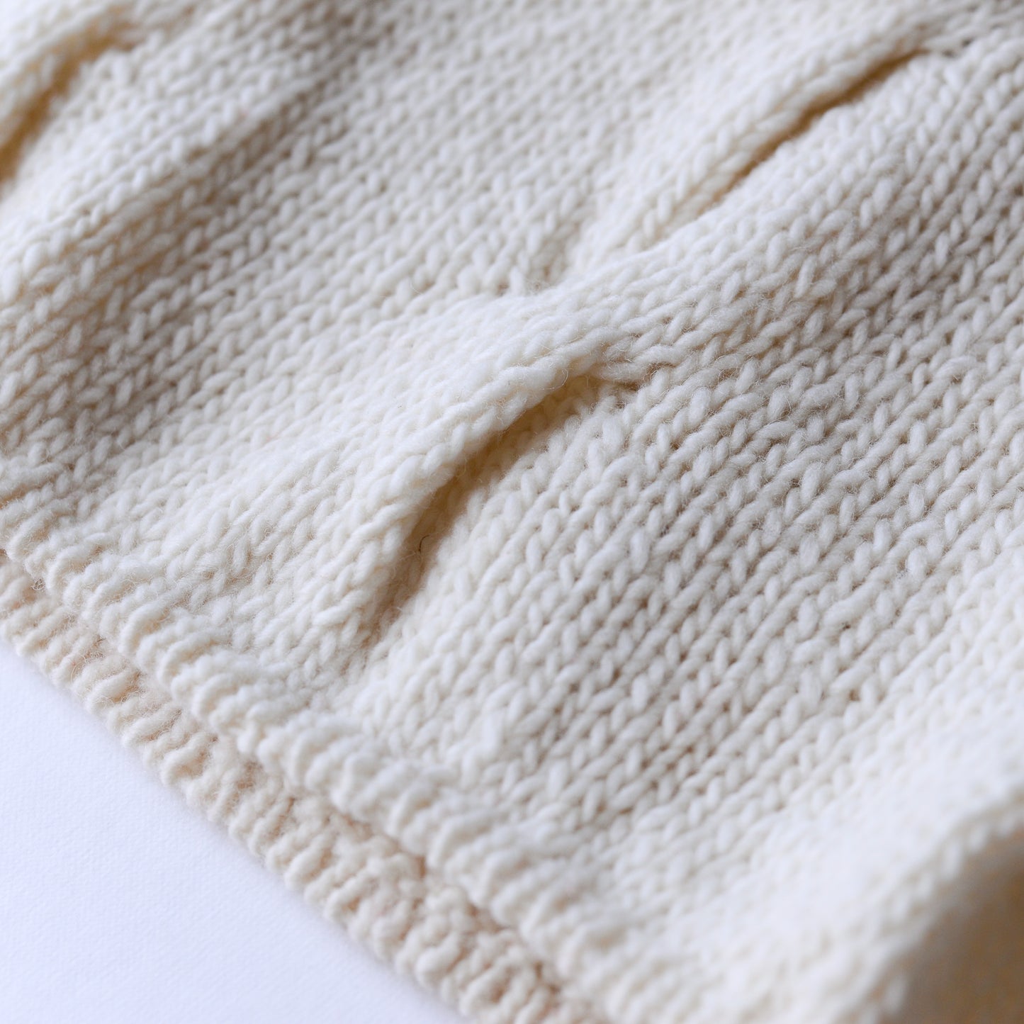 Hand-knitted wool cable sweater Off White