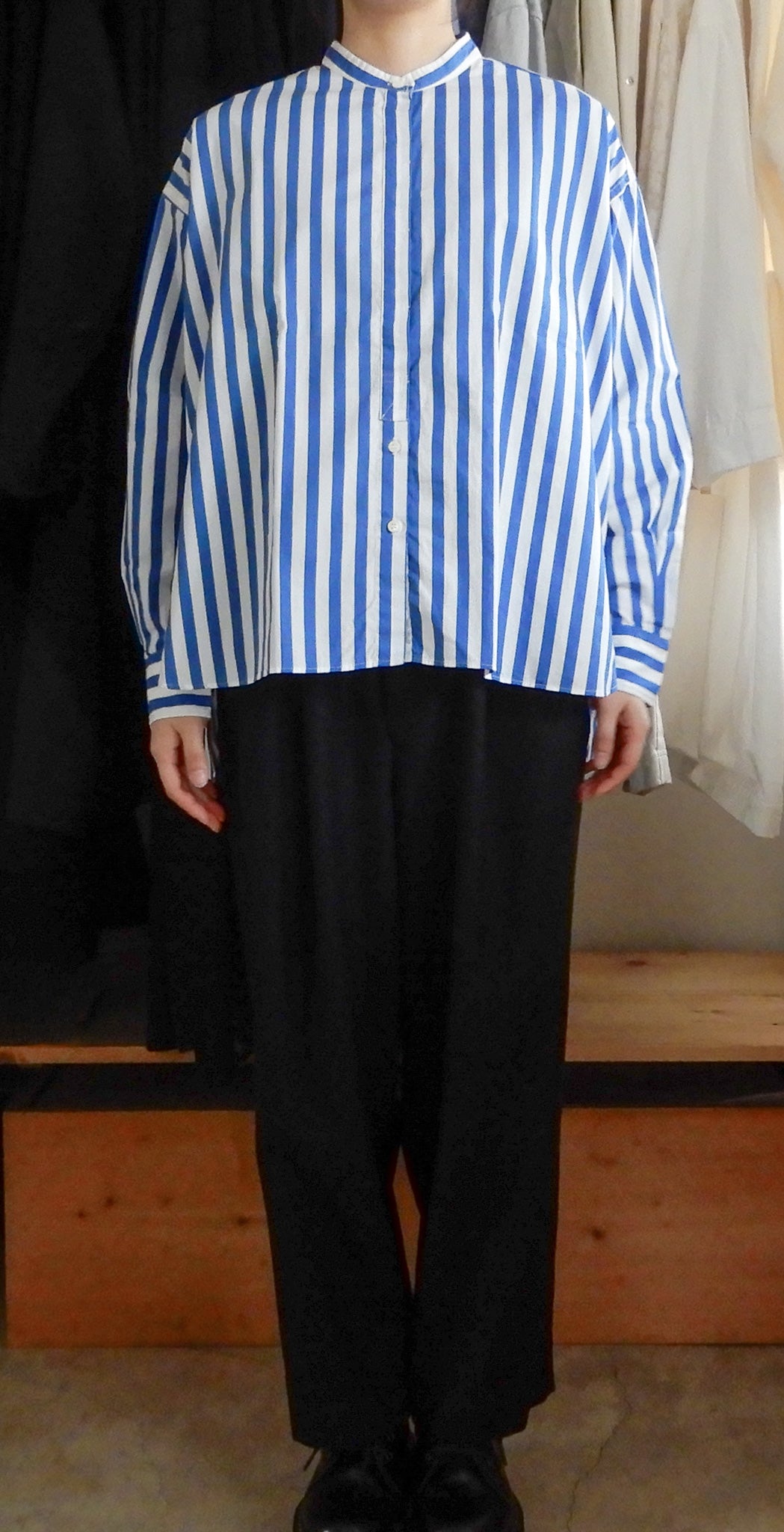 コットンバンドカラーストライプシャツ Off White ×Blue