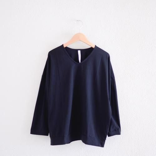 Soft cotton V-neck wide T-shirt in black
