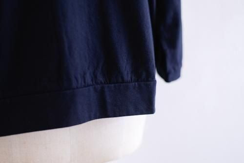 Soft cotton V-neck wide T-shirt in black