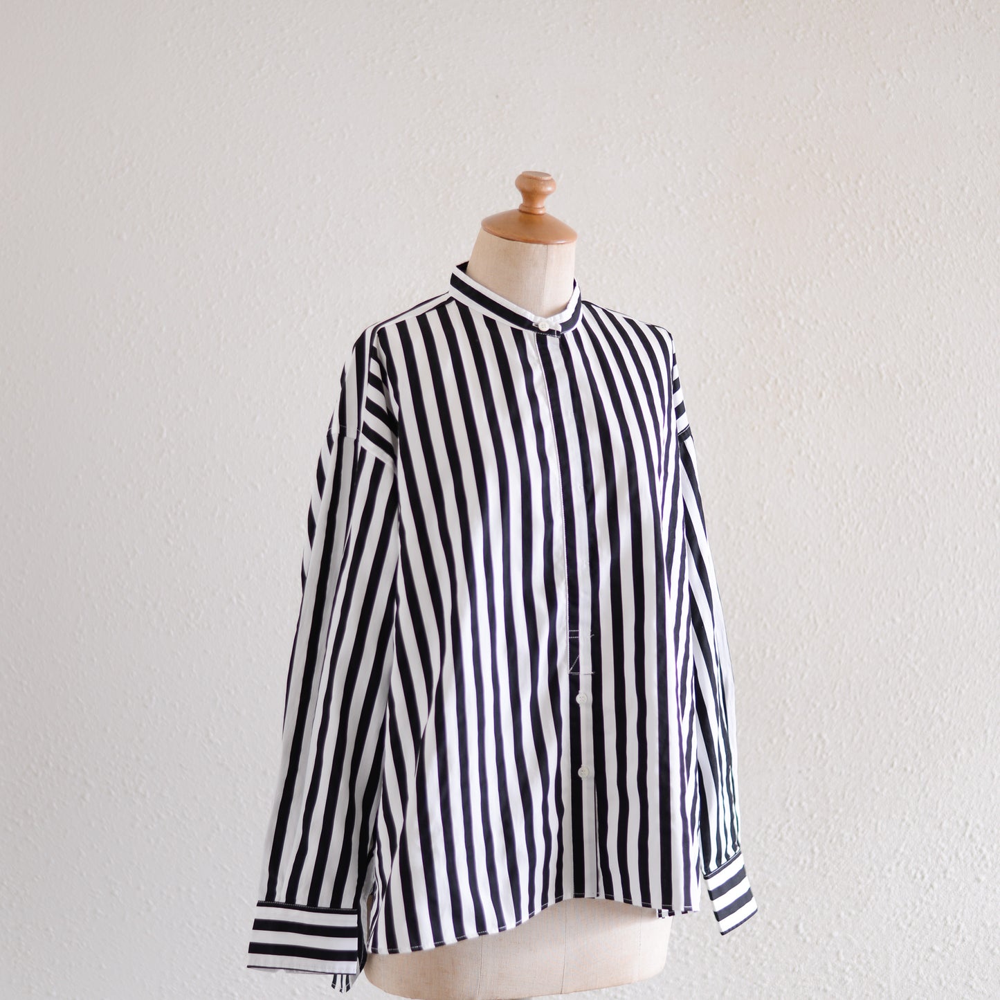 コットンバンドカラーストライプシャツ Off White ×Black