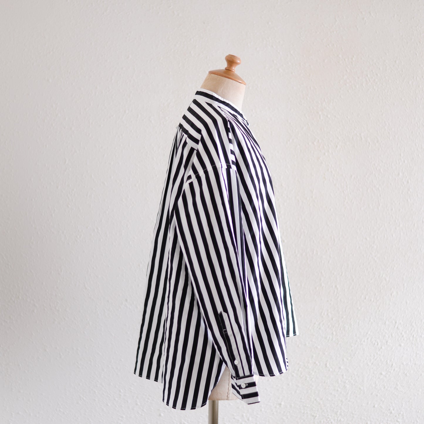 コットンバンドカラーストライプシャツ Off White ×Black