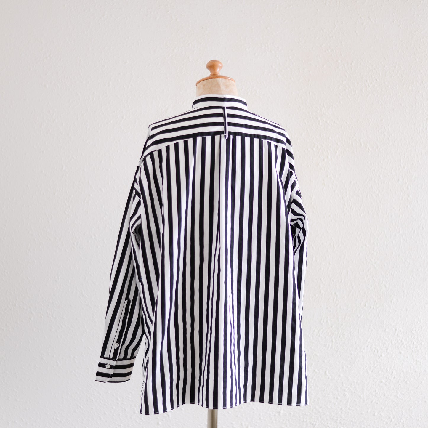 コットンバンドカラーストライプシャツ Off White ×Black