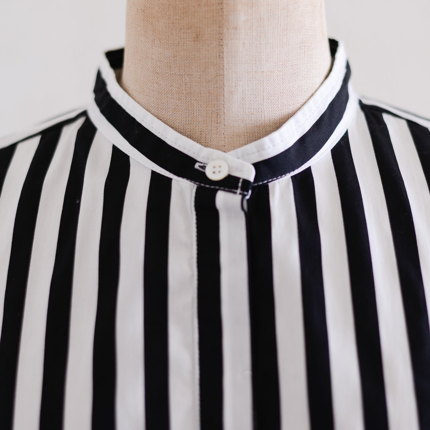 コットンバンドカラーストライプシャツ Off White ×Black