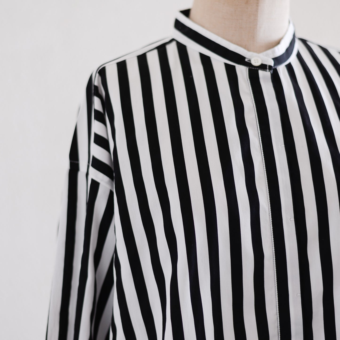 コットンバンドカラーストライプシャツ Off White ×Black
