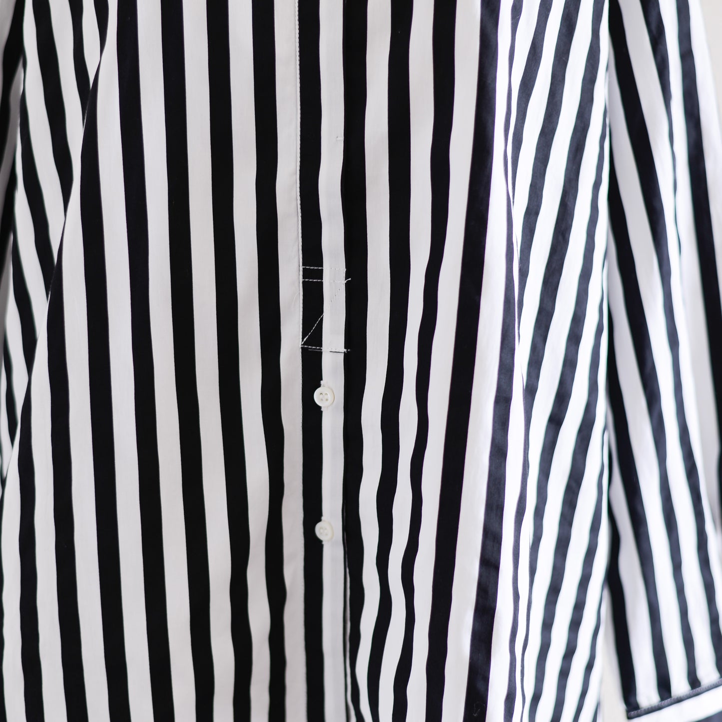 コットンバンドカラーストライプシャツ Off White ×Black