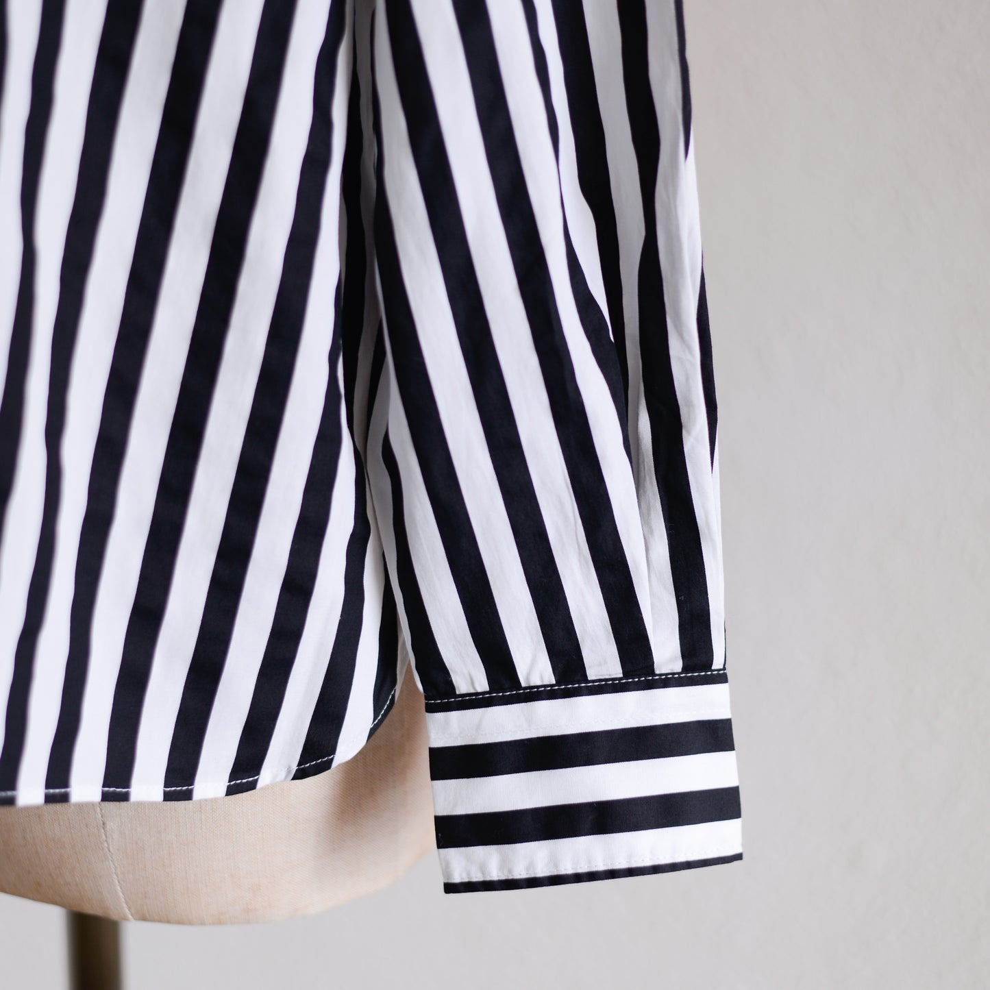 コットンバンドカラーストライプシャツ Off White ×Black