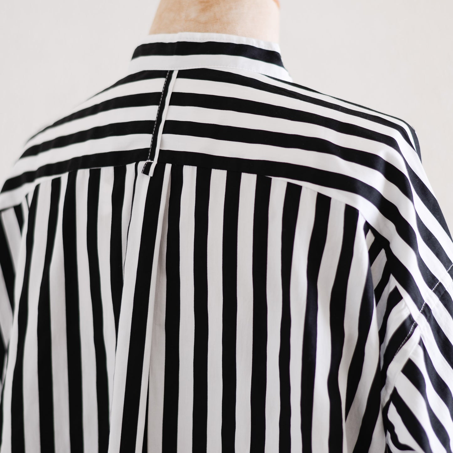 コットンバンドカラーストライプシャツ Off White ×Black