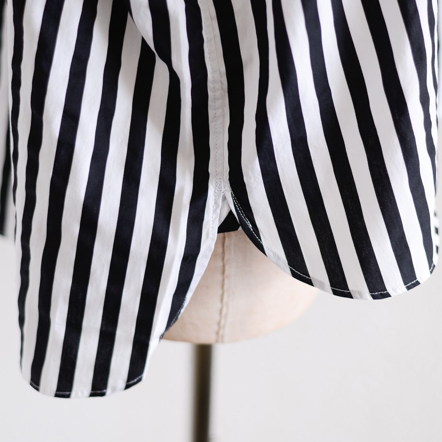 コットンバンドカラーストライプシャツ Off White ×Black