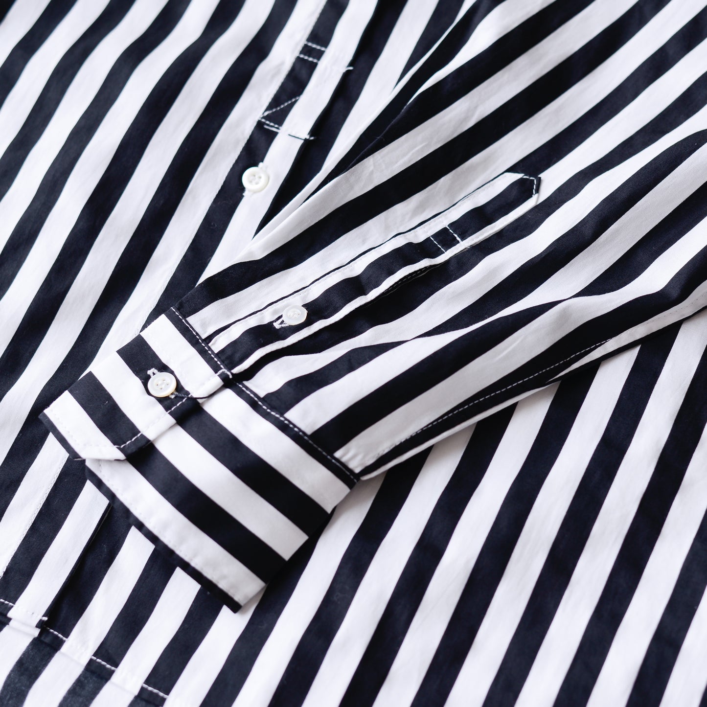 コットンバンドカラーストライプシャツ Off White ×Black