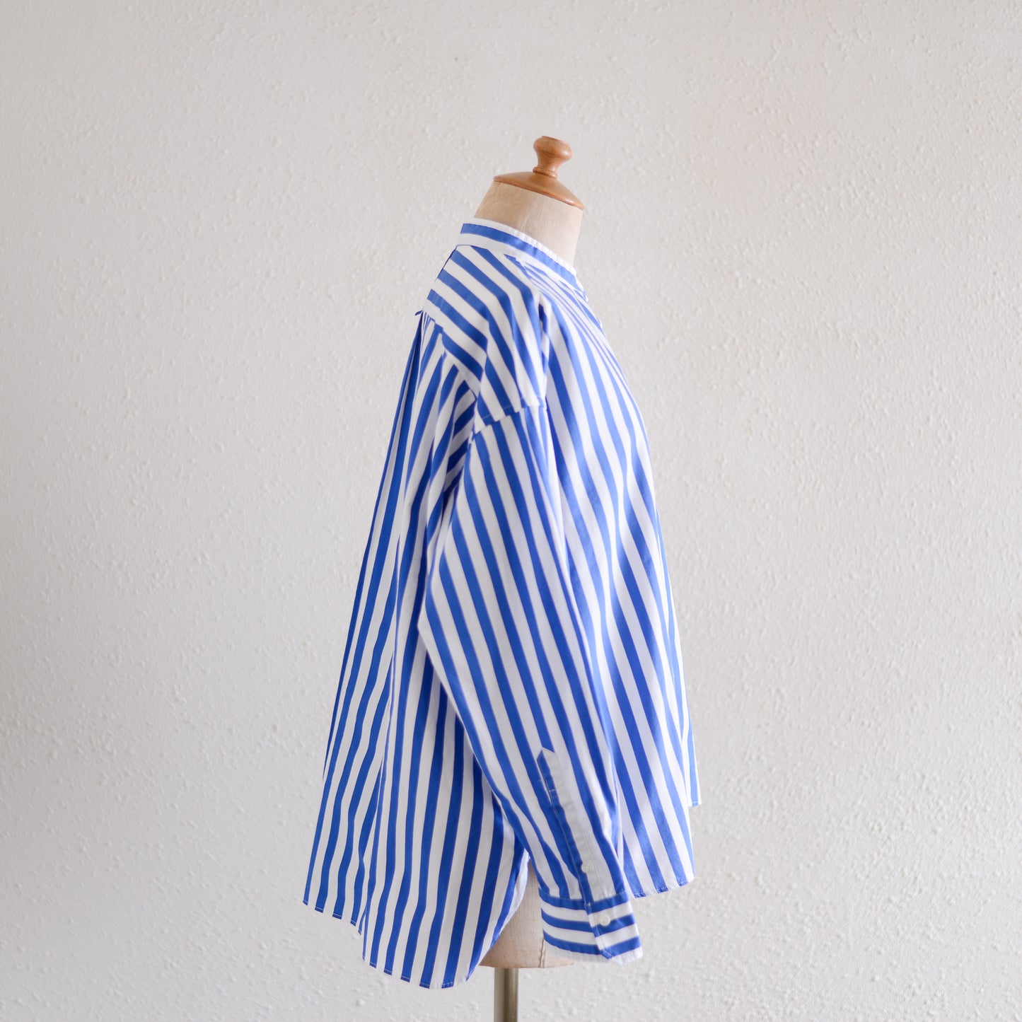 コットンバンドカラーストライプシャツ Off White ×Blue