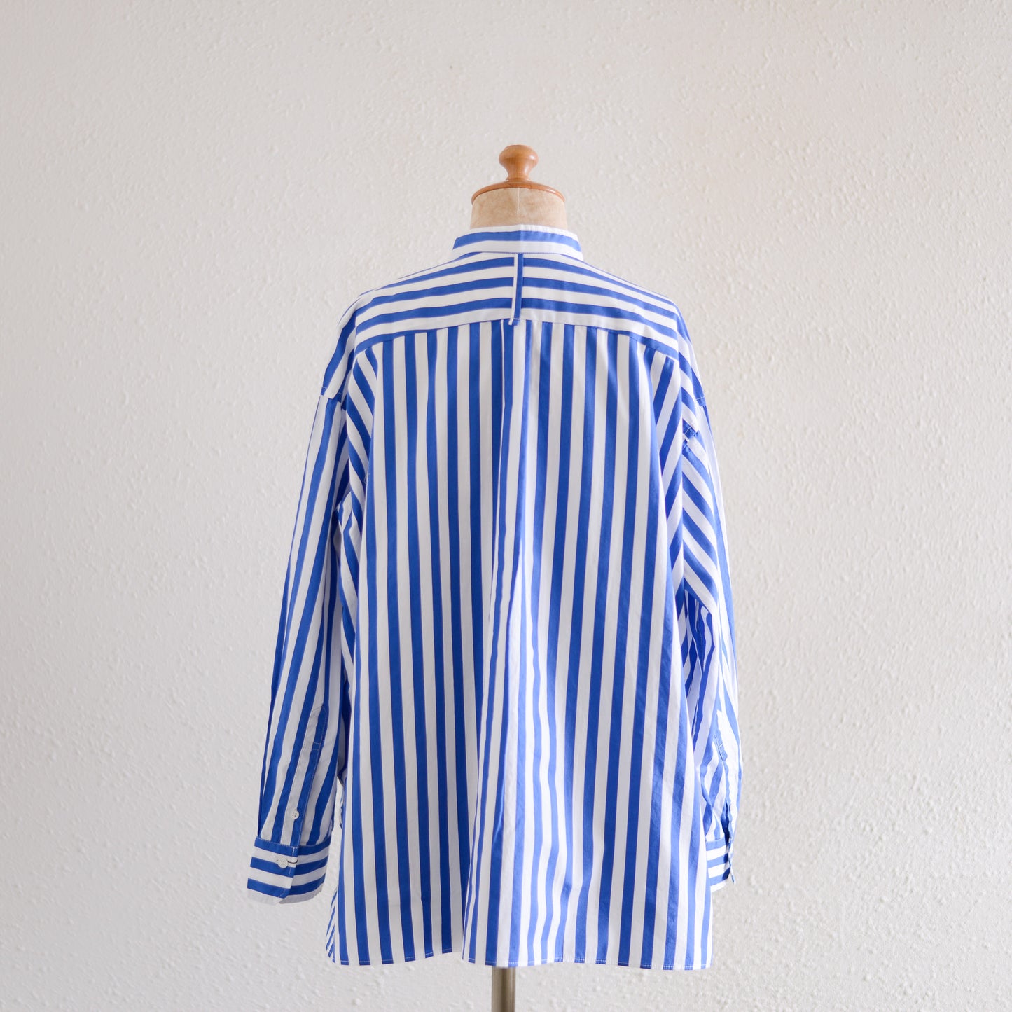 コットンバンドカラーストライプシャツ Off White ×Blue