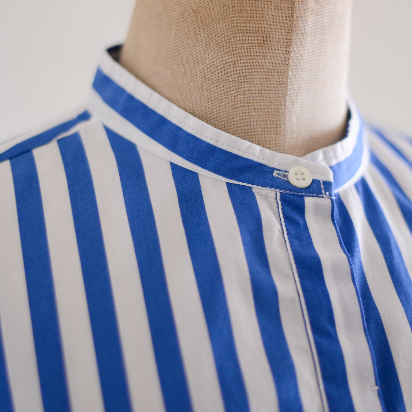 コットンバンドカラーストライプシャツ Off White ×Blue