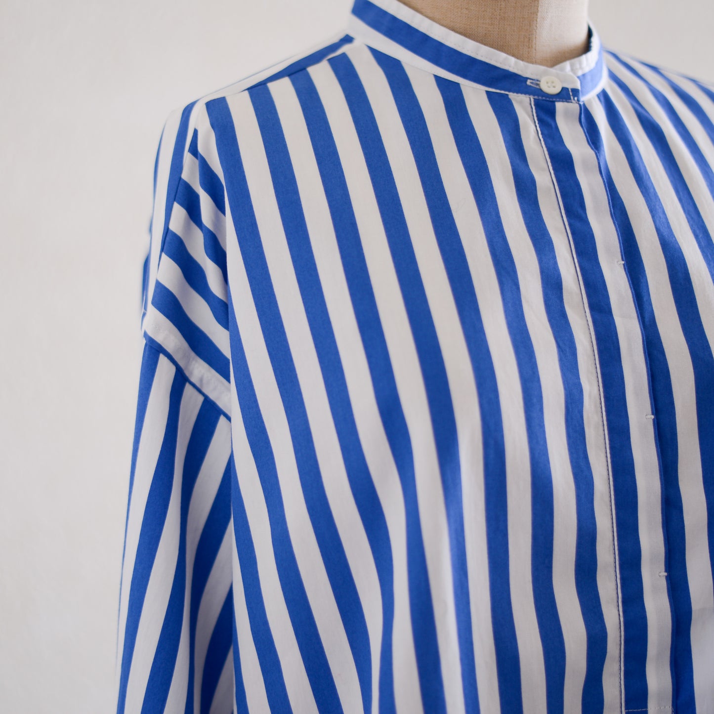 コットンバンドカラーストライプシャツ Off White ×Blue