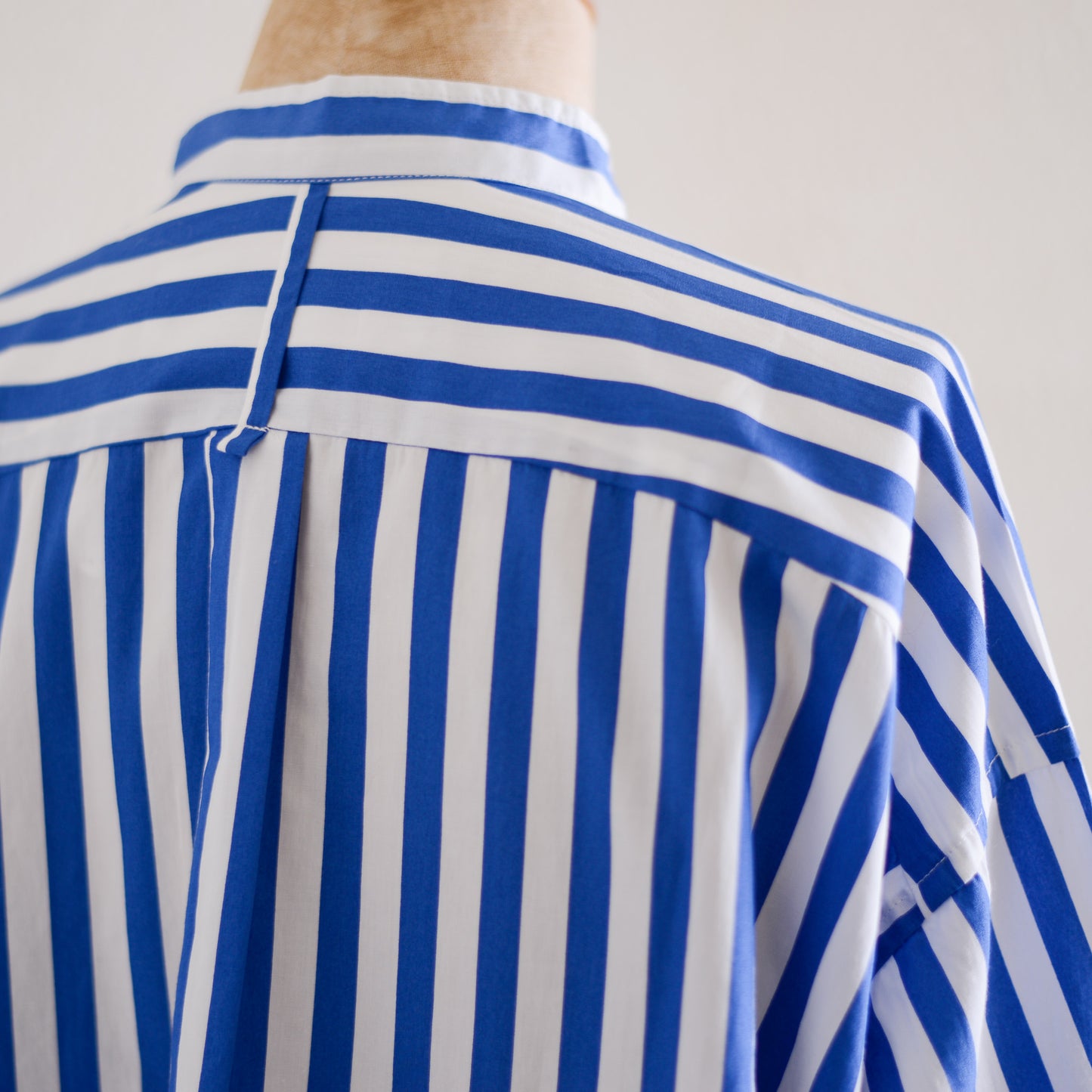 コットンバンドカラーストライプシャツ Off White ×Blue