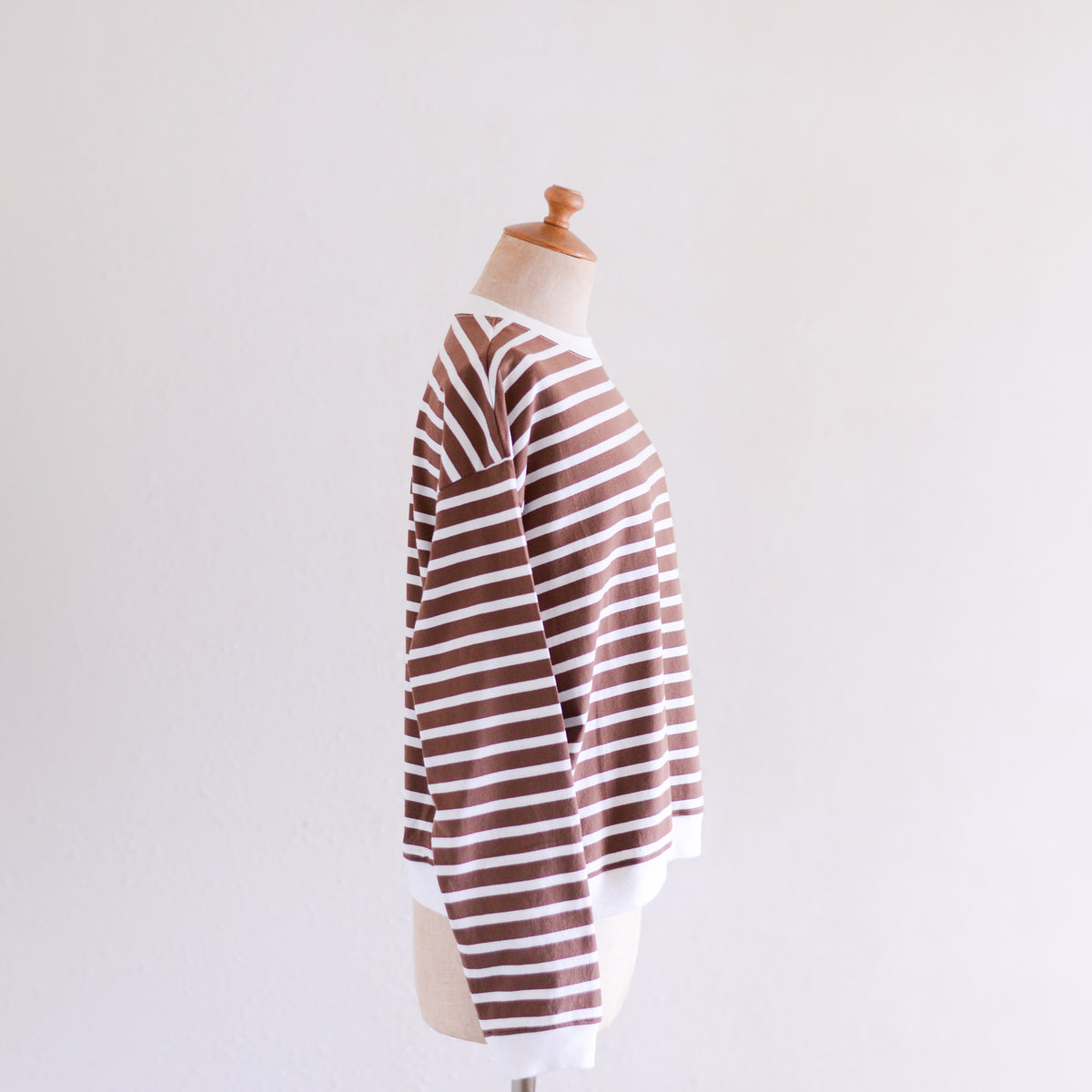 コットンボーダクルーネックプルオーバー Brown × Off White