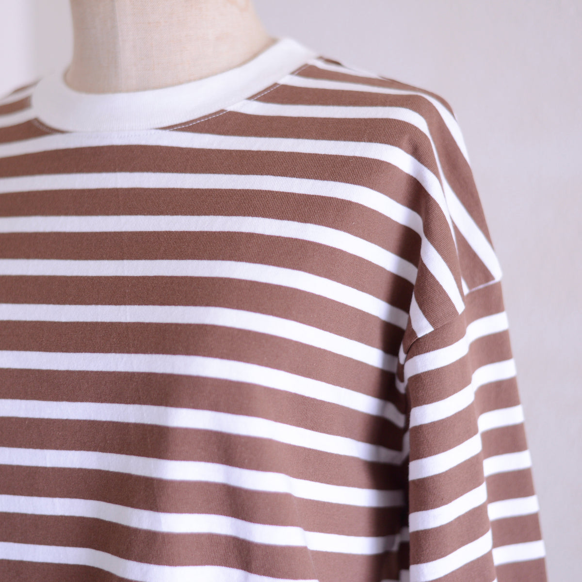 コットンボーダクルーネックプルオーバー Brown × Off White