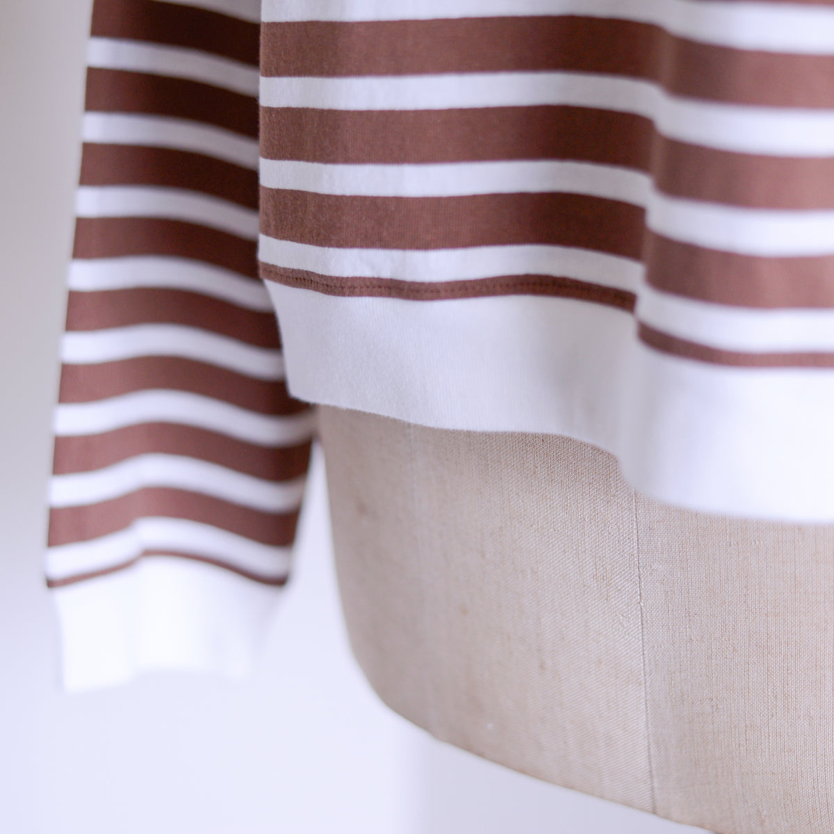 コットンボーダクルーネックプルオーバー Brown × Off White