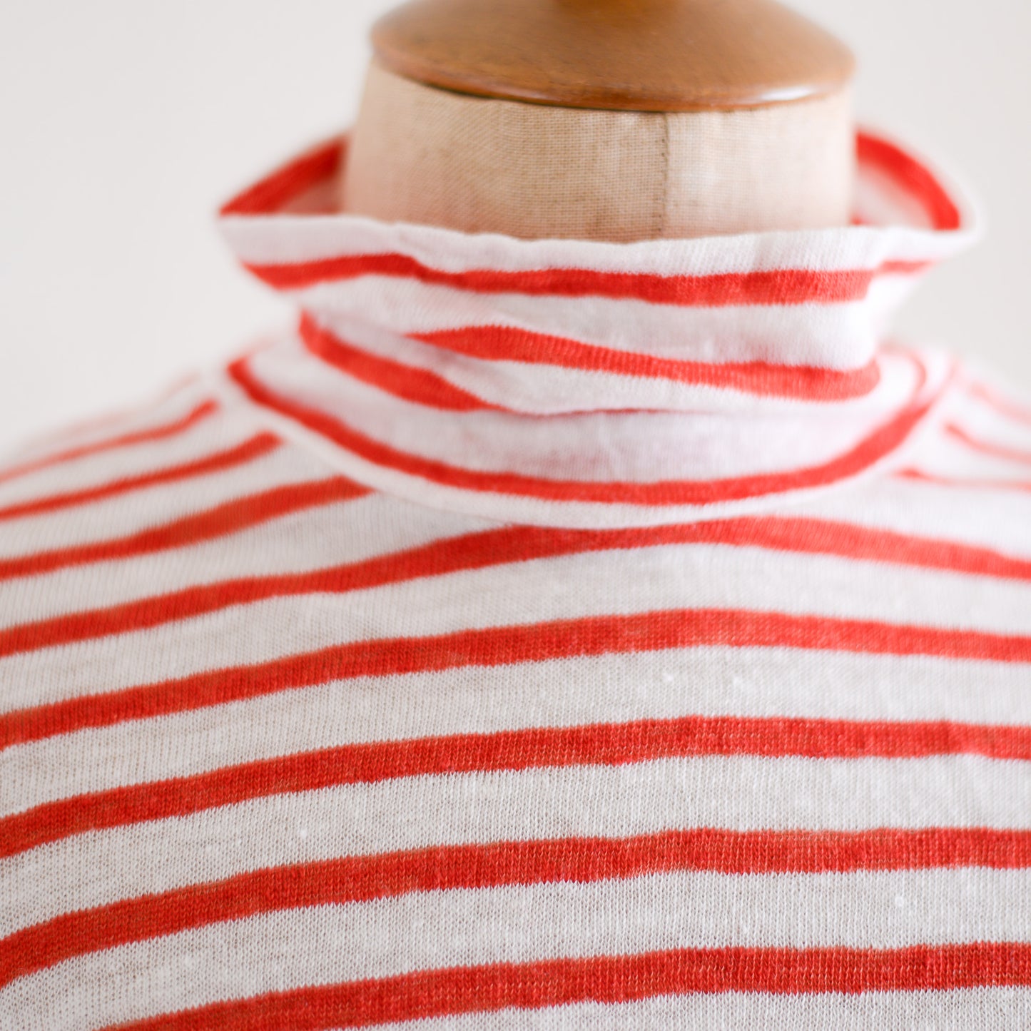 リネンボーダーハイネックプルオーバー Off White × Red