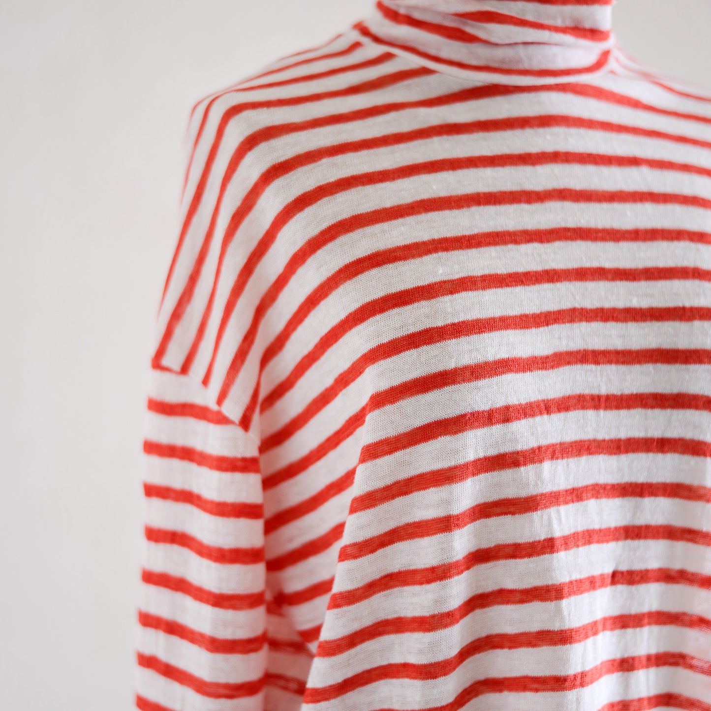 リネンボーダーハイネックプルオーバー Off White × Red