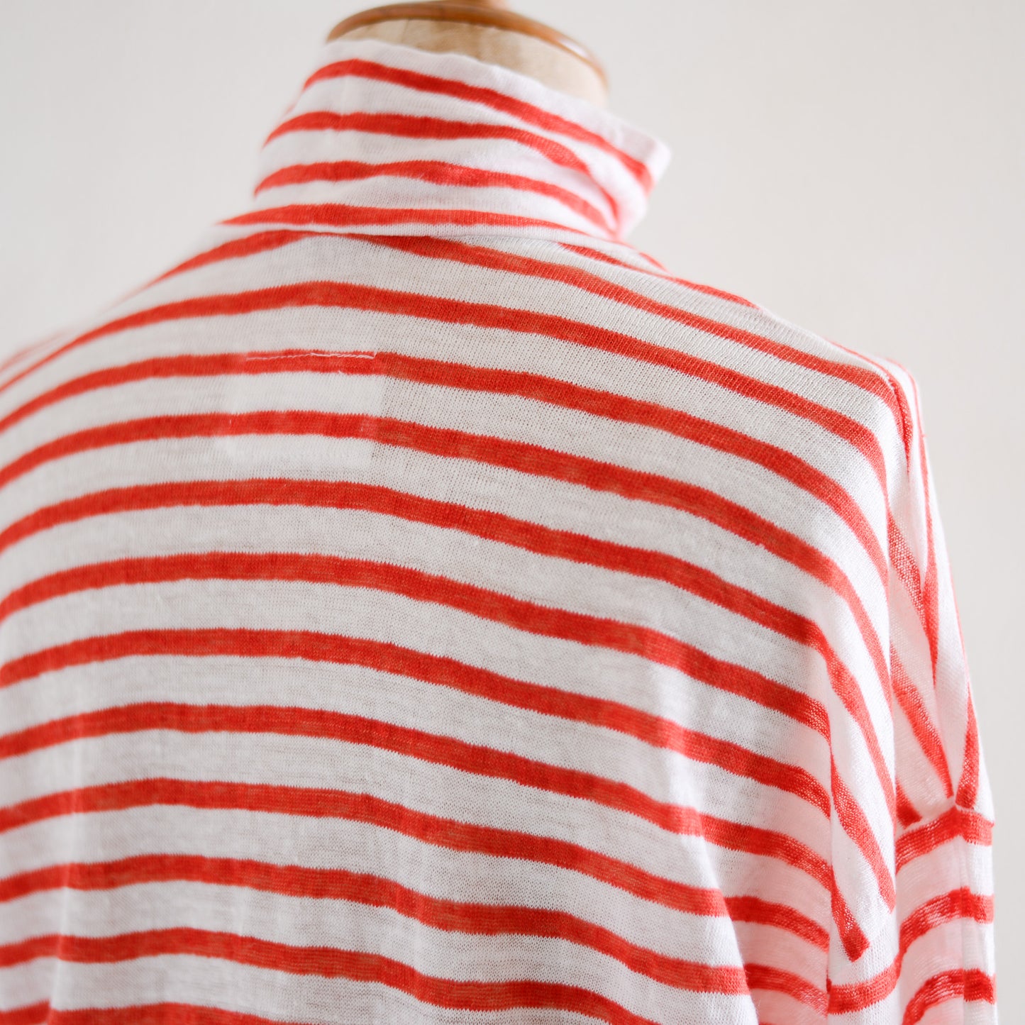 リネンボーダーハイネックプルオーバー Off White × Red