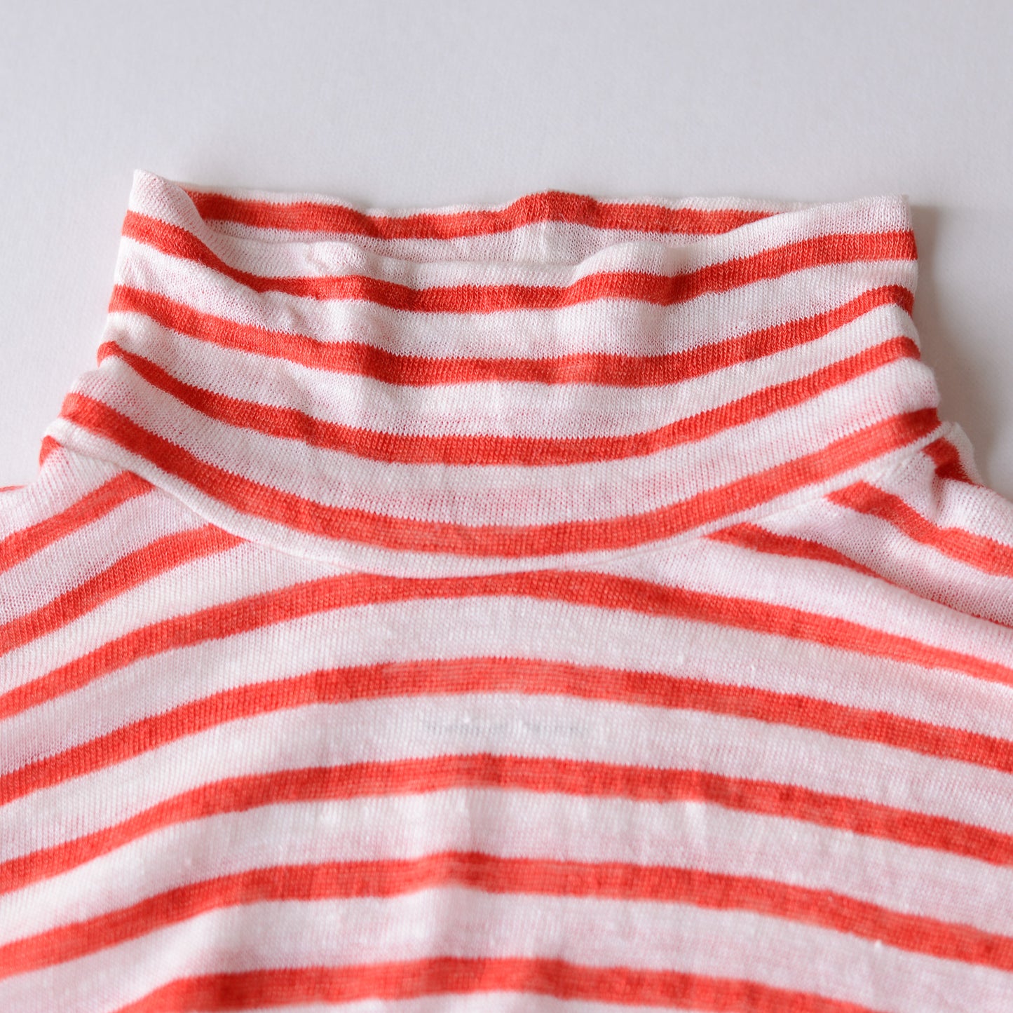 リネンボーダーハイネックプルオーバー Off White × Red