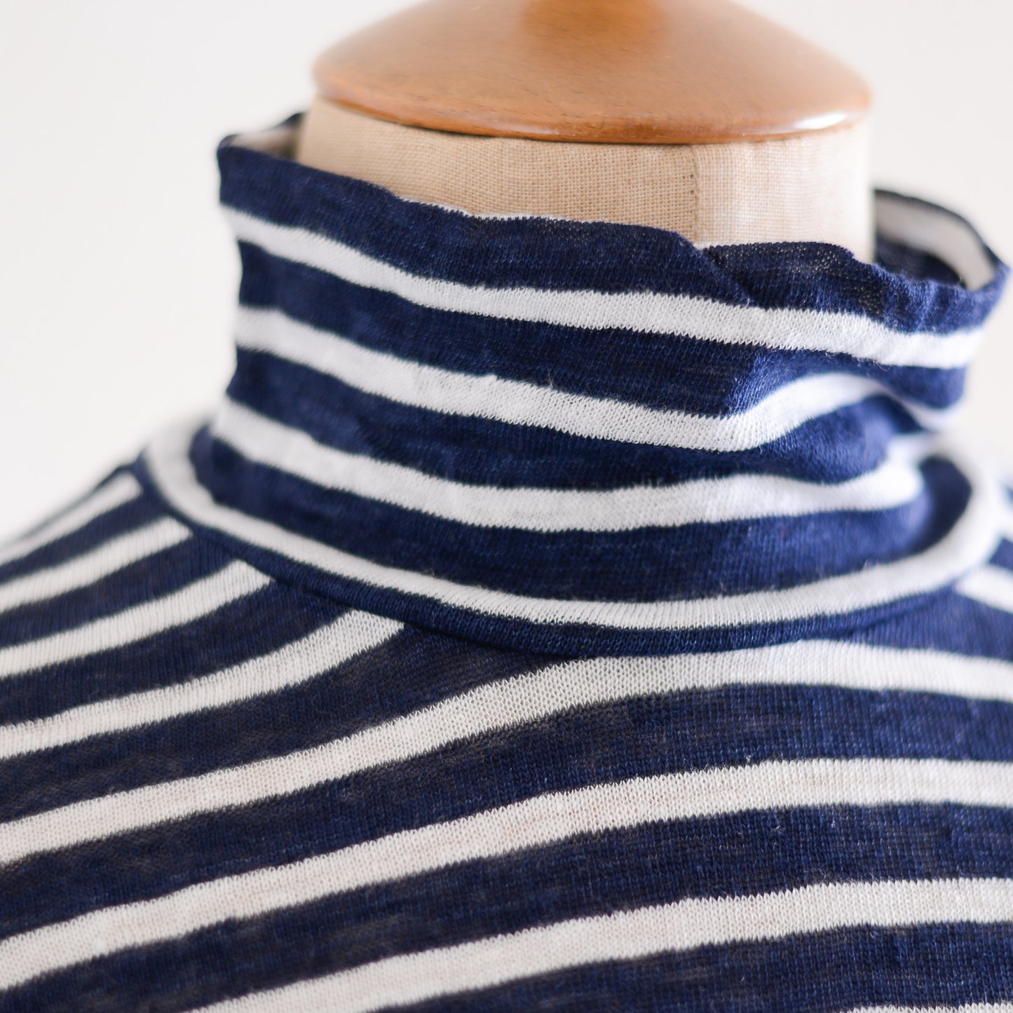 リネンボーダーハイネックプルオーバー Off White × Navy