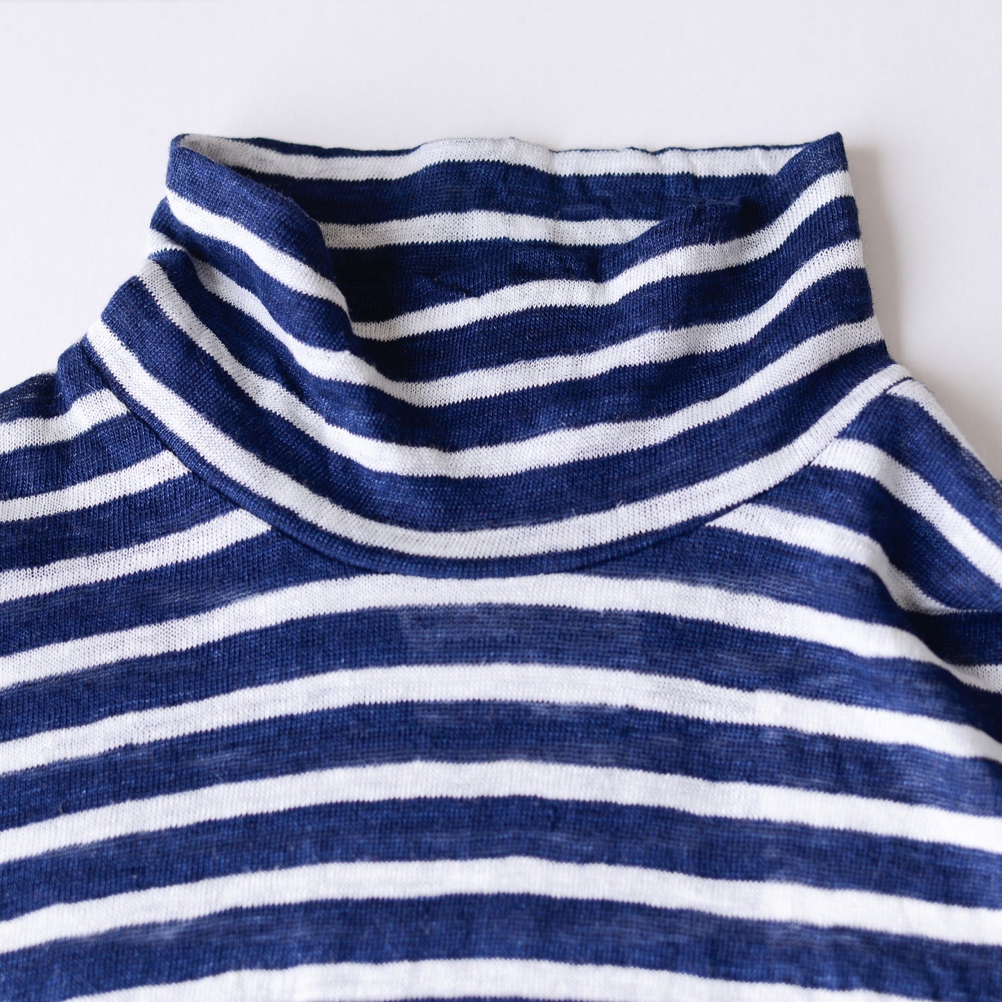 リネンボーダーハイネックプルオーバー Off White × Navy