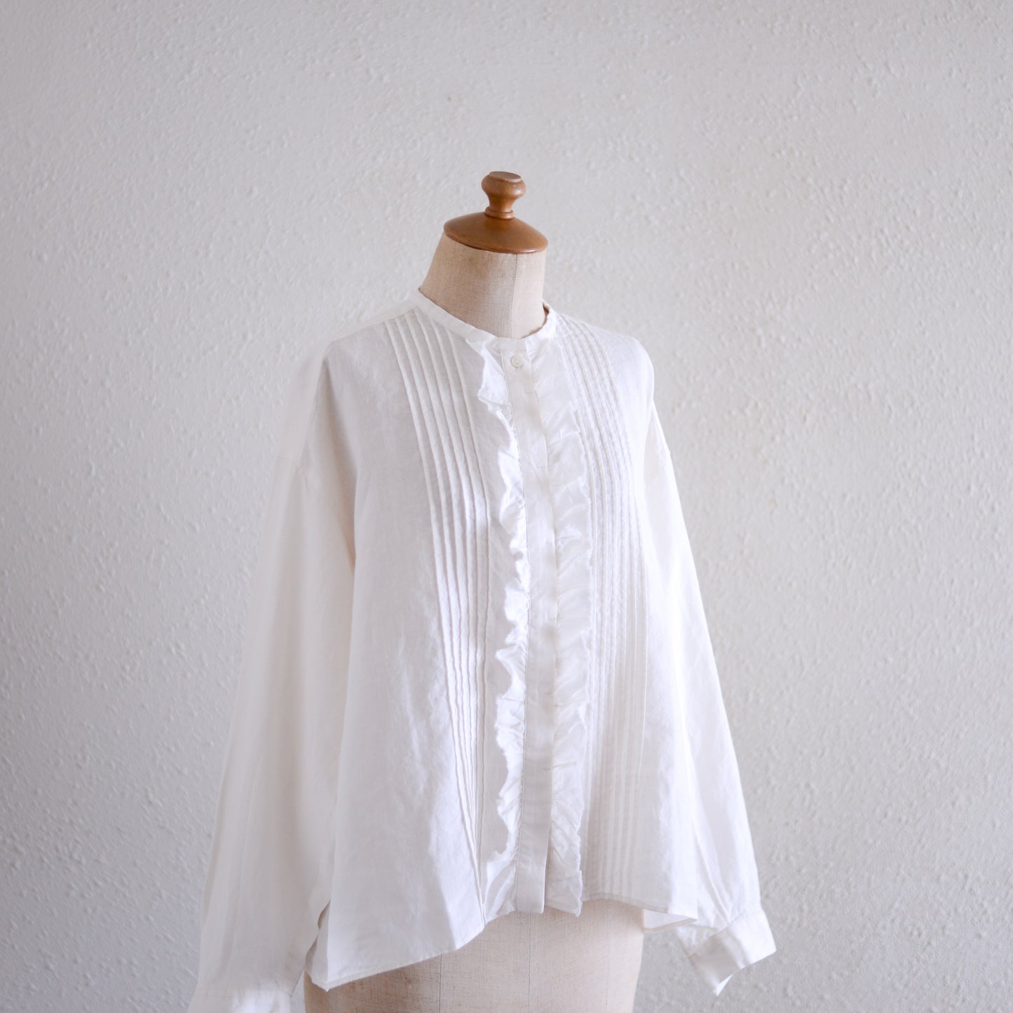 リネンラミータックフリルブラウス Off White