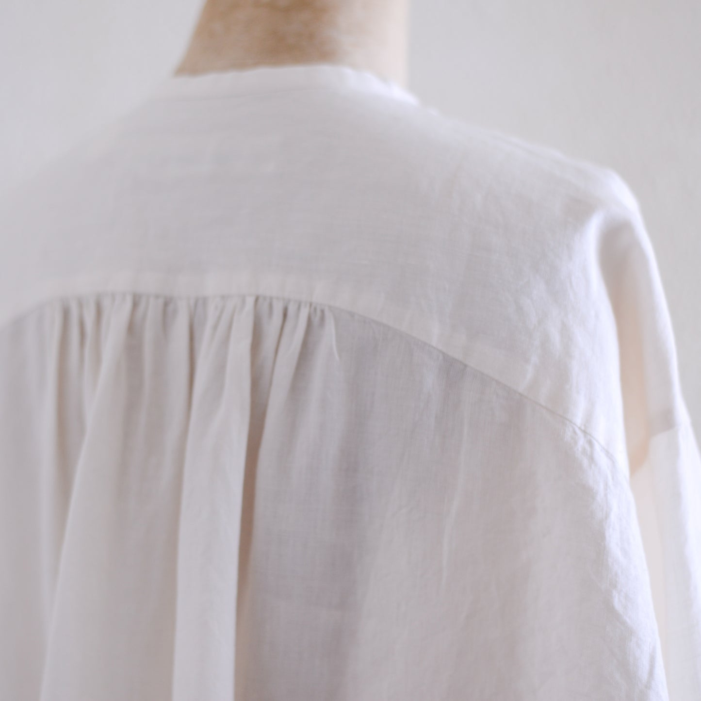 リネンラミータックフリルブラウス Off White