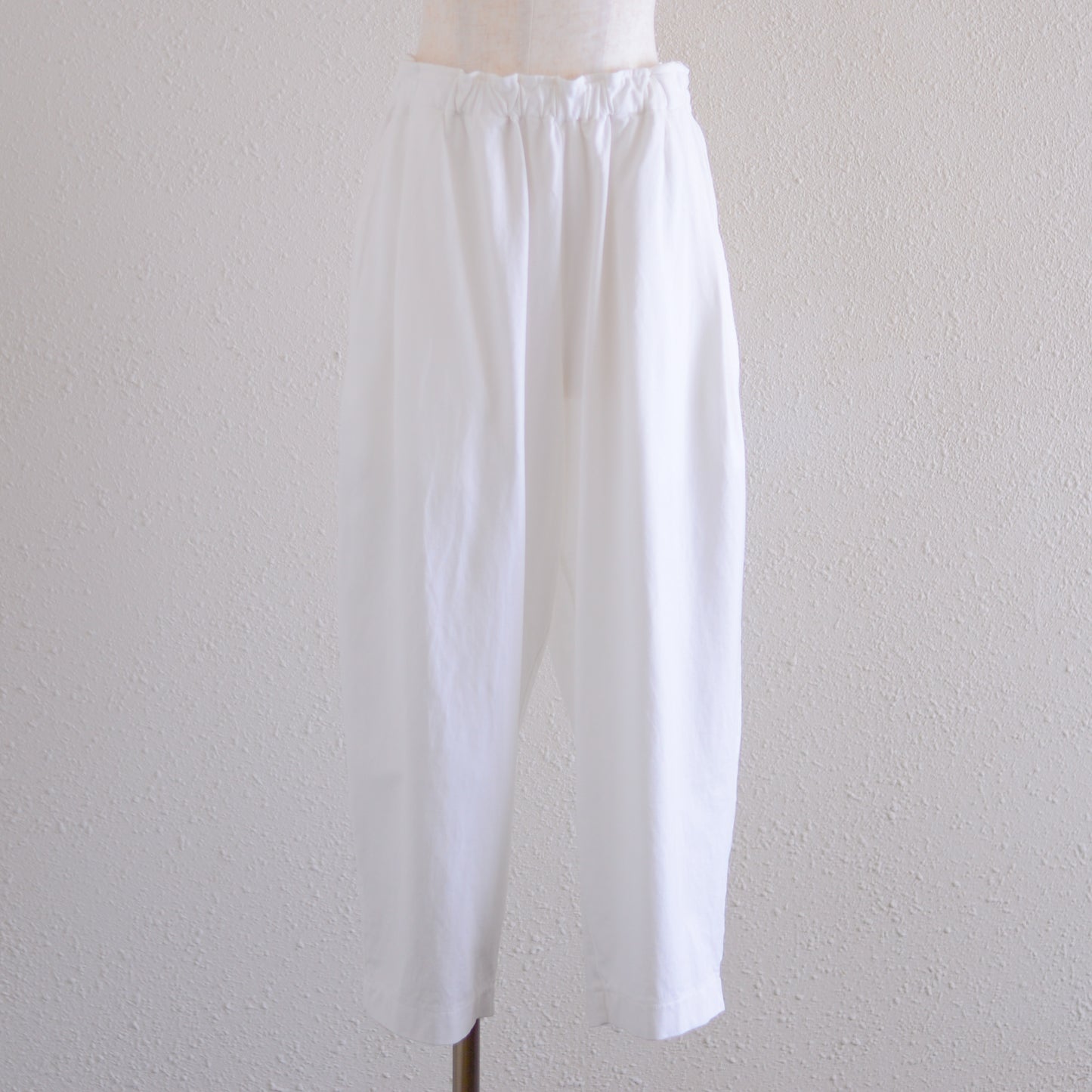 スムーズコットンテーパードパンツ Off White