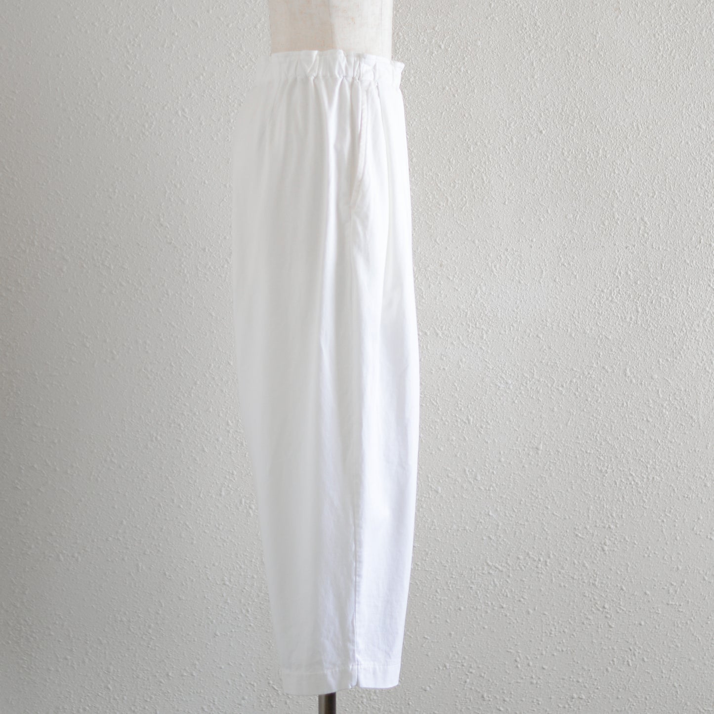 スムーズコットンテーパードパンツ Off White