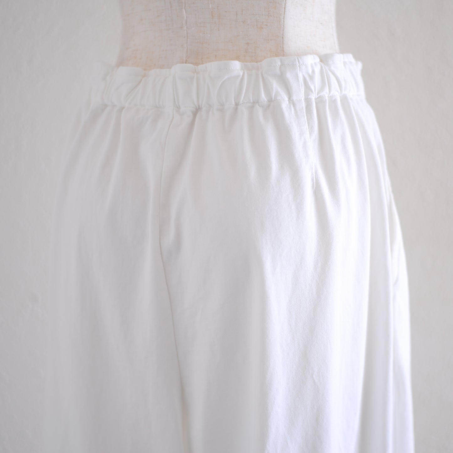 スムーズコットンテーパードパンツ Off White