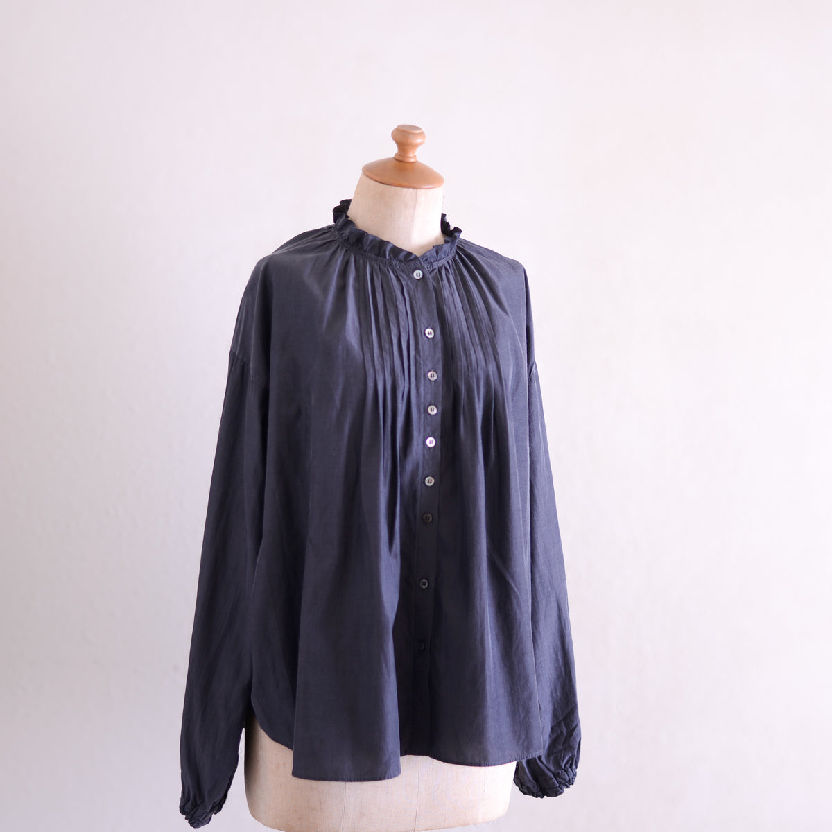 キュプラコットンスタンドフリルブラウス Charcoal Grey