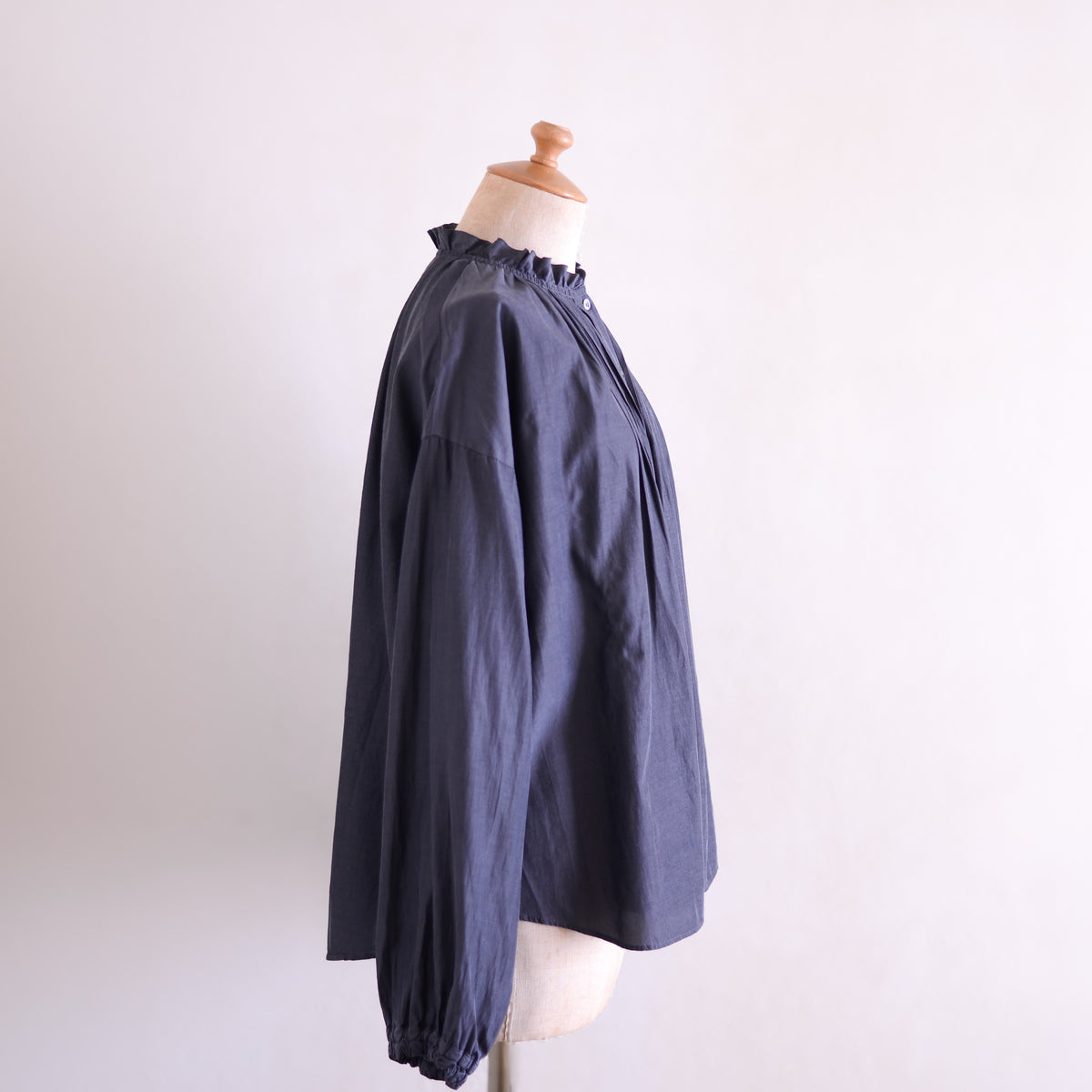 キュプラコットンスタンドフリルブラウス Charcoal Grey