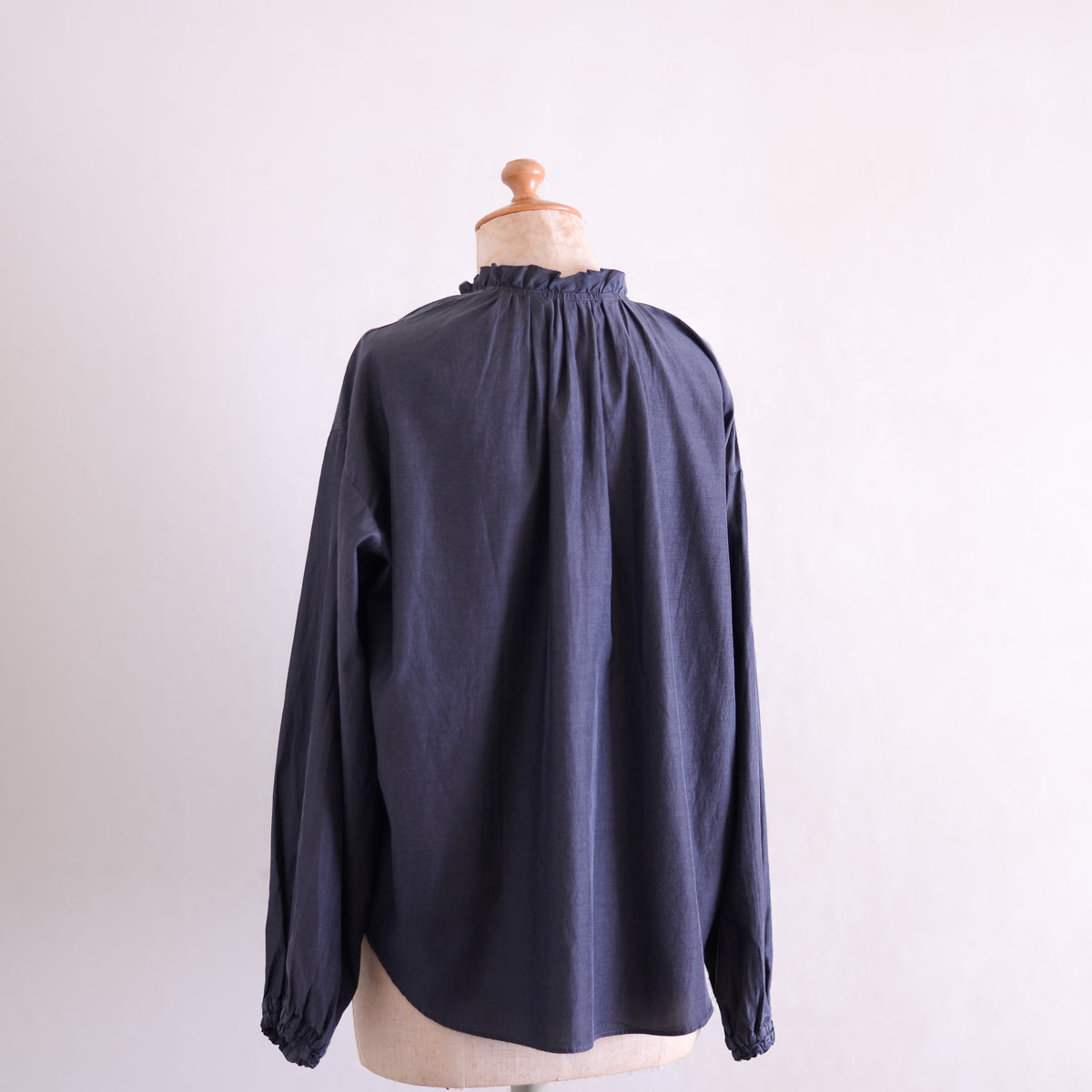 キュプラコットンスタンドフリルブラウス Charcoal Grey