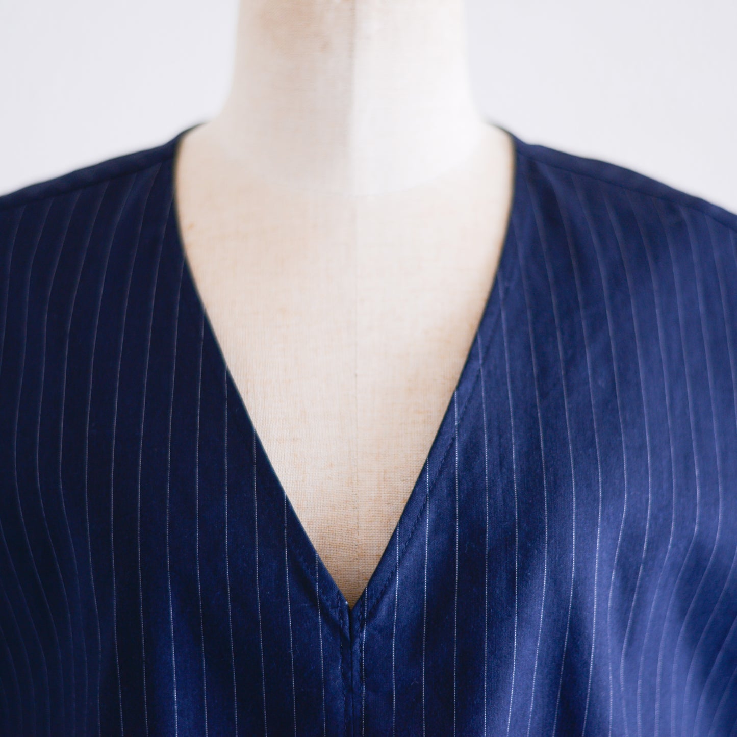 リネンレーヨンVネックタックプルオーバー Navy