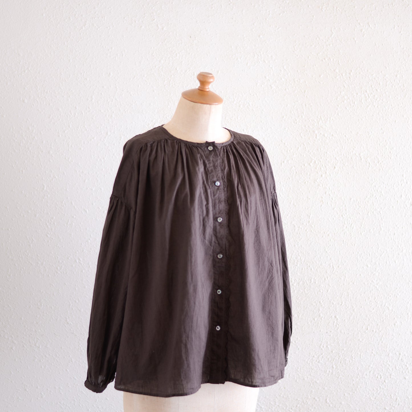 Cotton 2-way embroidered blouse, Brown