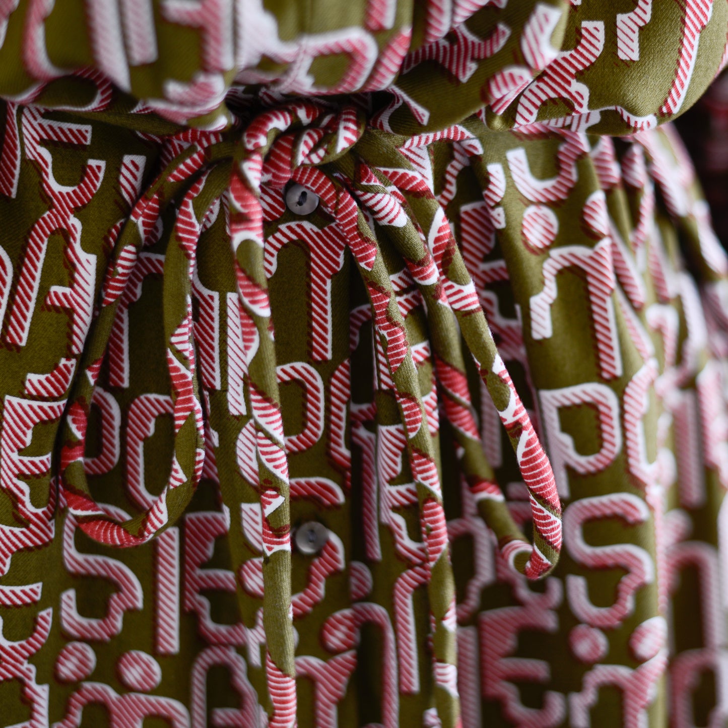 비스코스 텍스트 프린트 원피스 카키×핑크