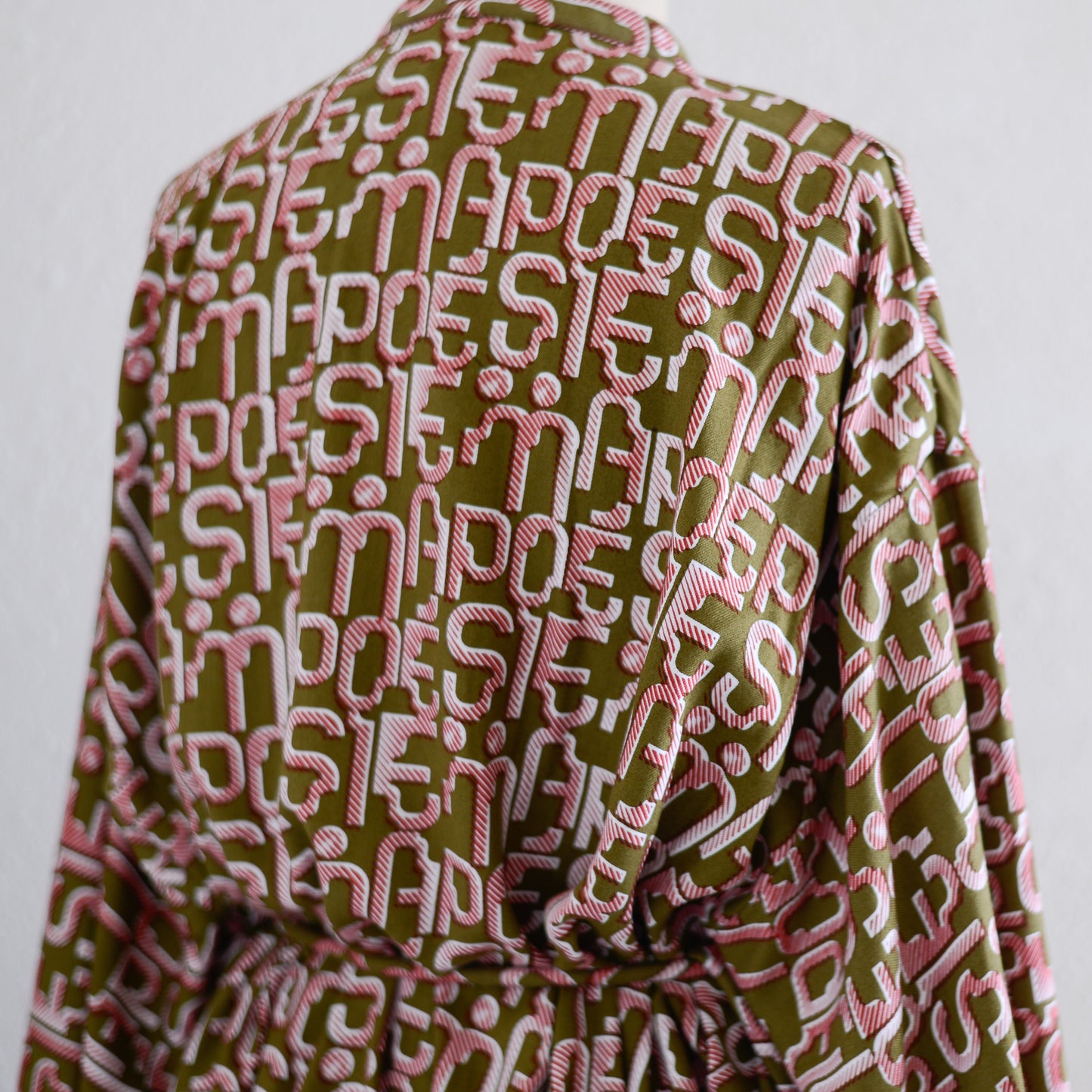 비스코스 텍스트 프린트 원피스 카키×핑크