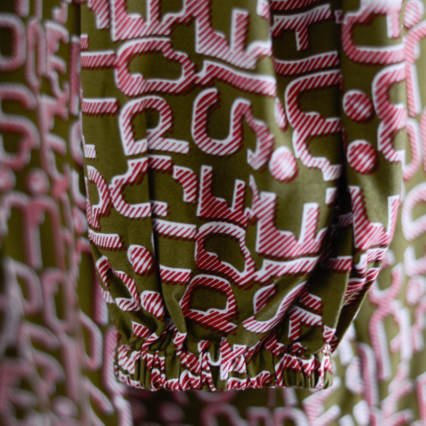 비스코스 텍스트 프린트 원피스 카키×핑크