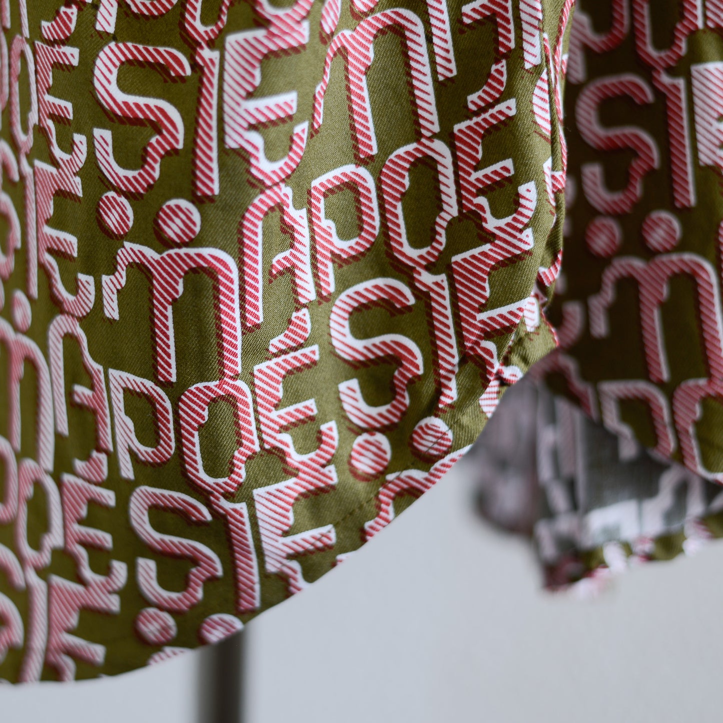 비스코스 텍스트 프린트 원피스 카키×핑크