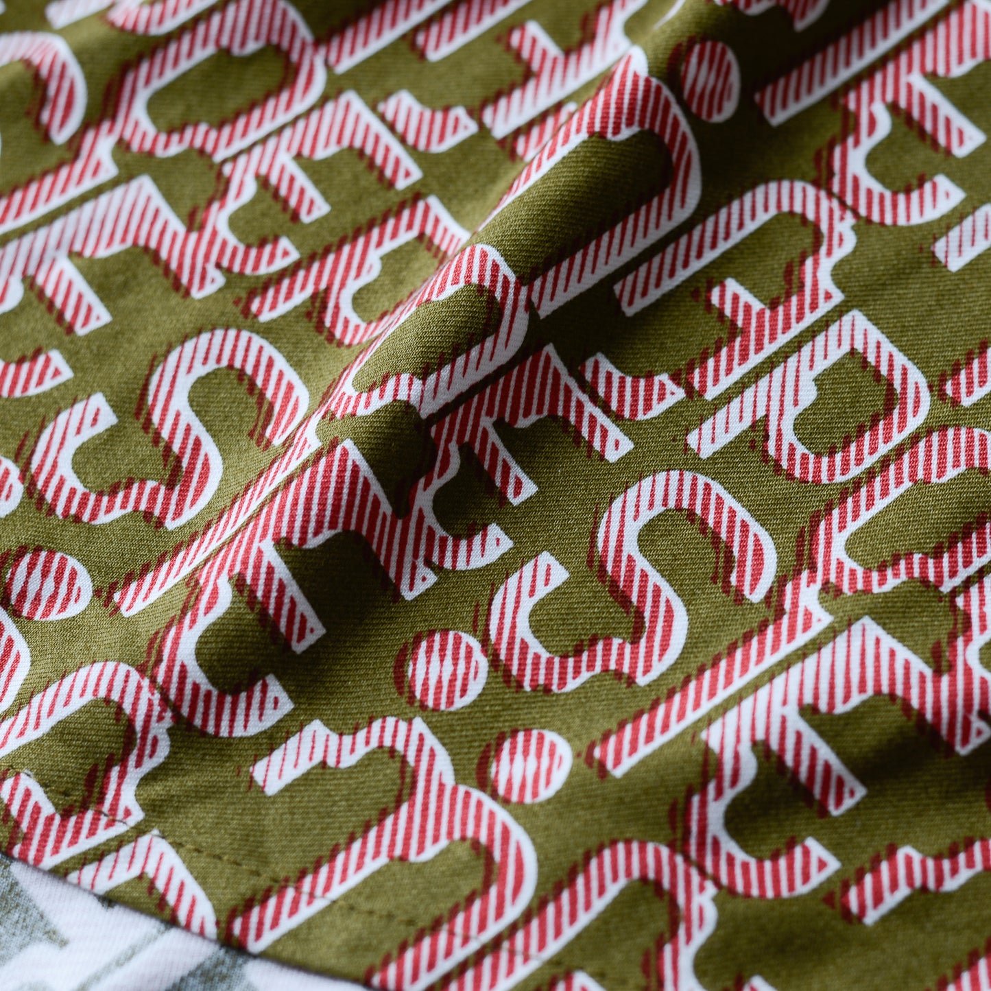 비스코스 텍스트 프린트 원피스 카키×핑크