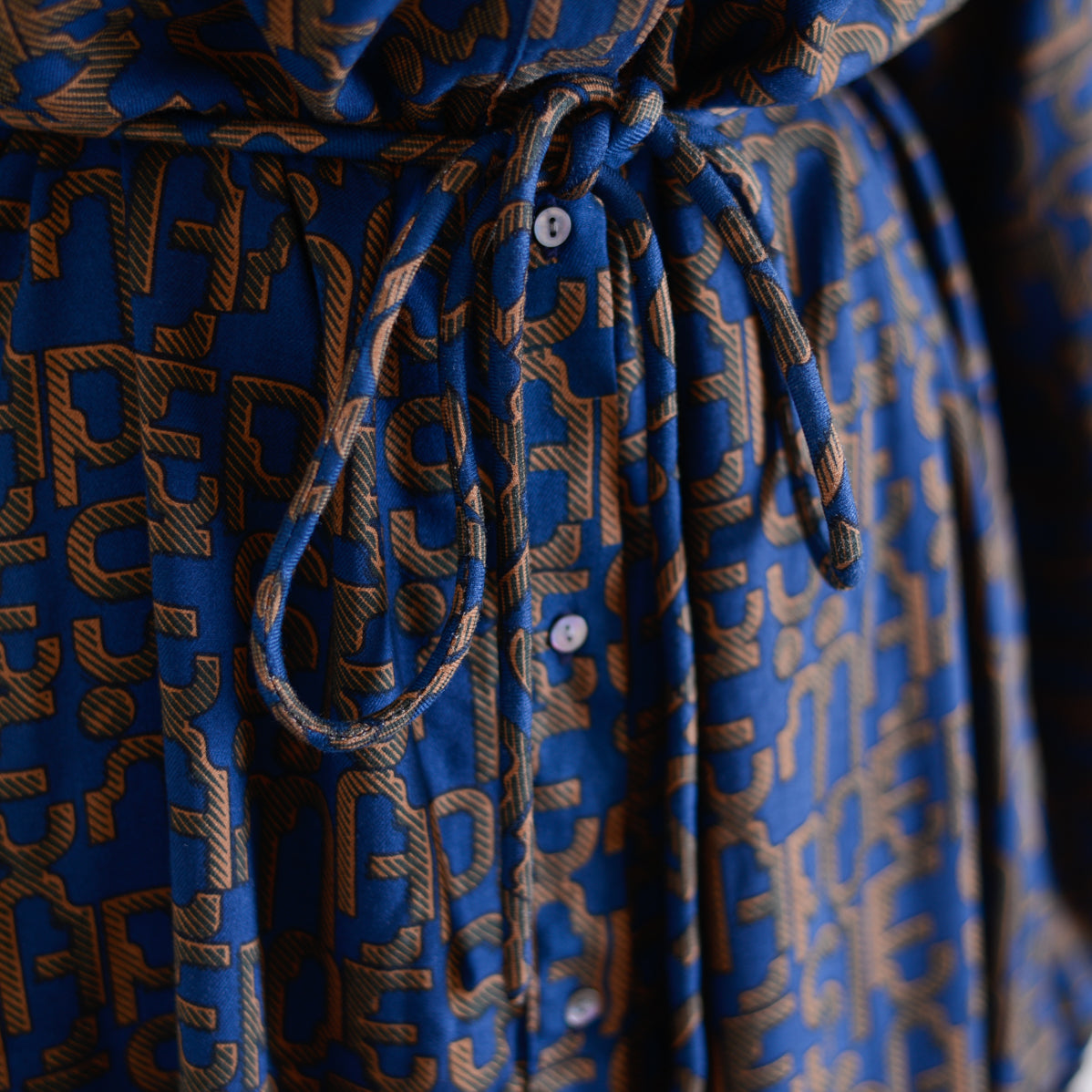 비스코스 텍스트 프린트 원피스 네이비×브라운