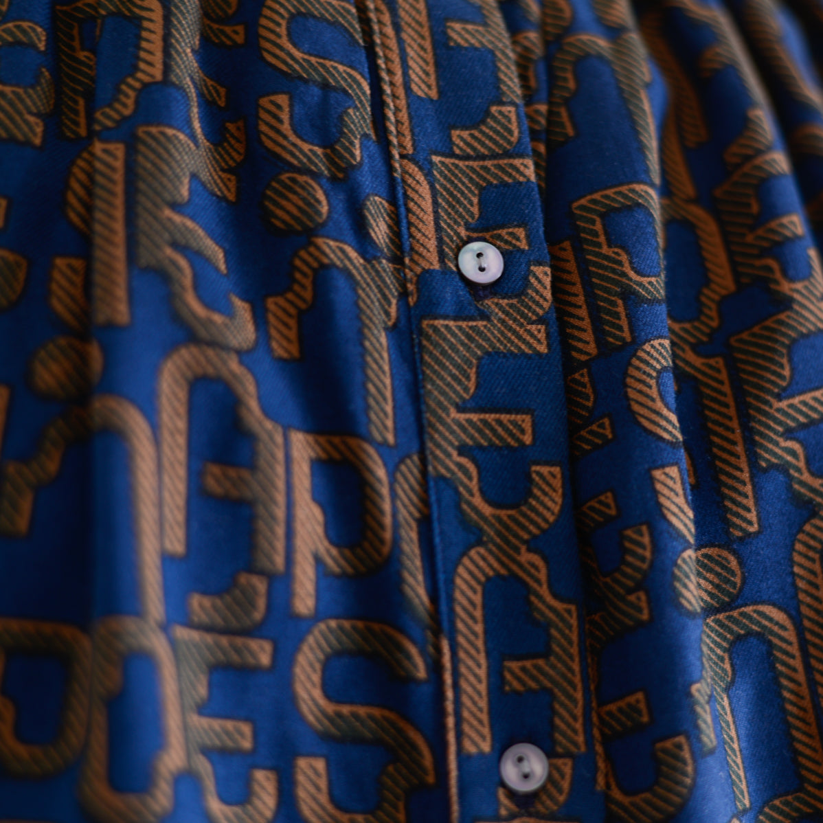 비스코스 텍스트 프린트 원피스 네이비×브라운