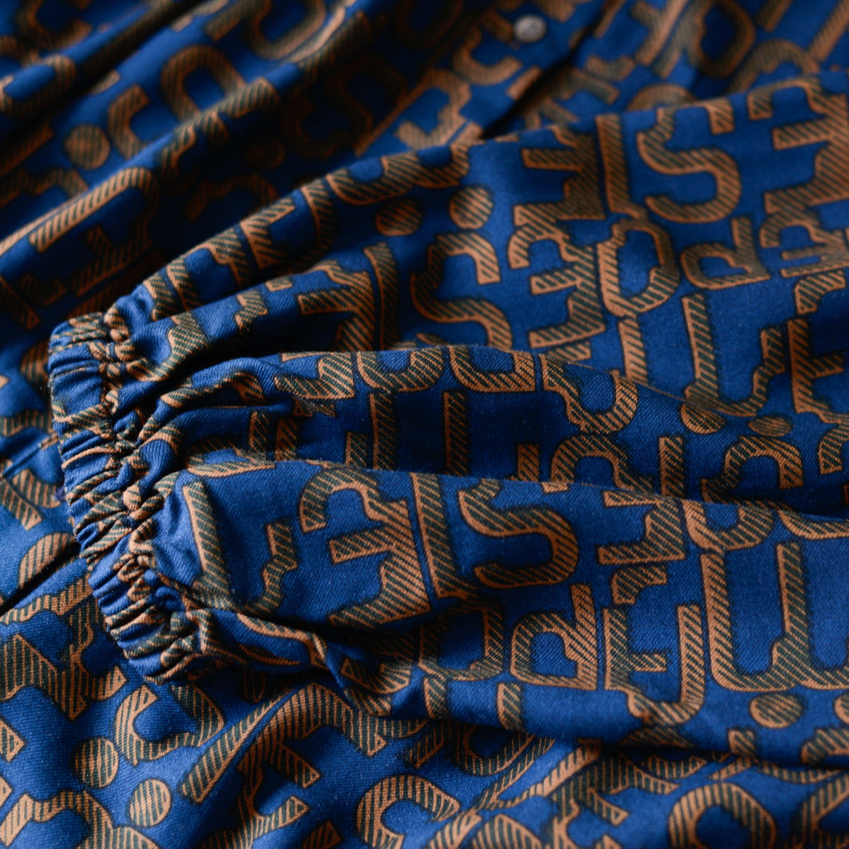 비스코스 텍스트 프린트 원피스 네이비×브라운