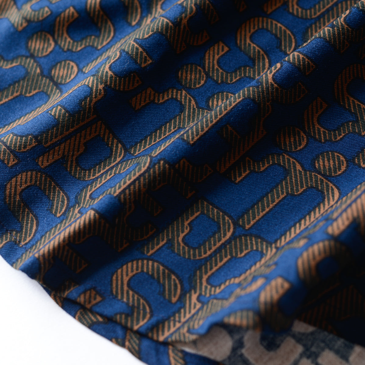 비스코스 텍스트 프린트 원피스 네이비×브라운