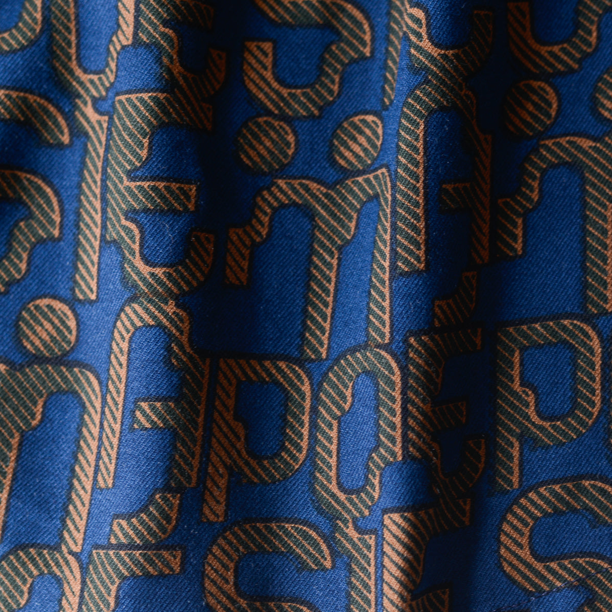 비스코스 텍스트 프린트 원피스 네이비×브라운