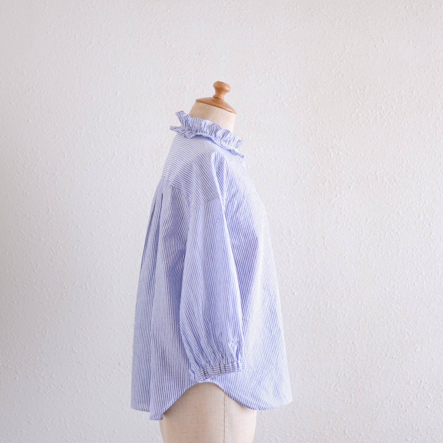 コットンリネンフリルカラー七分袖シャツ Off White ×Navy