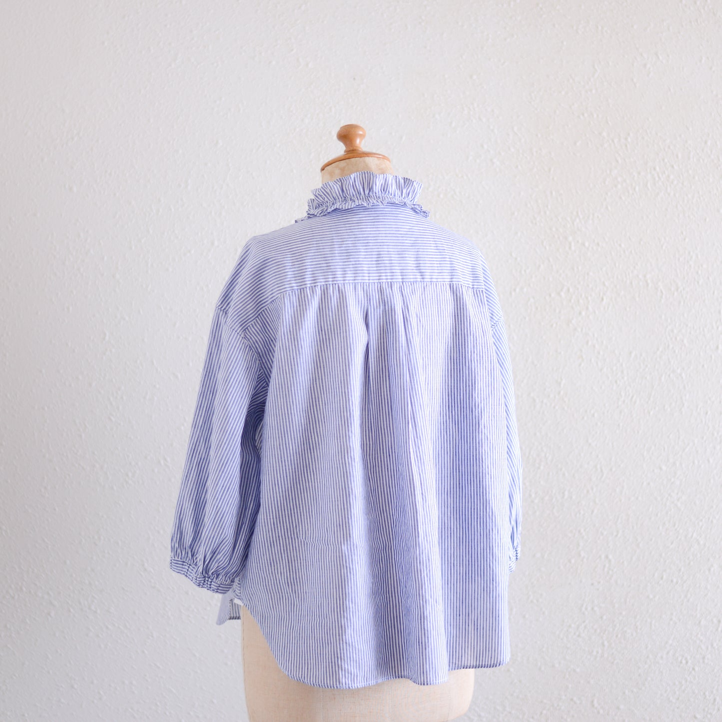 コットンリネンフリルカラー七分袖シャツ Off White ×Navy